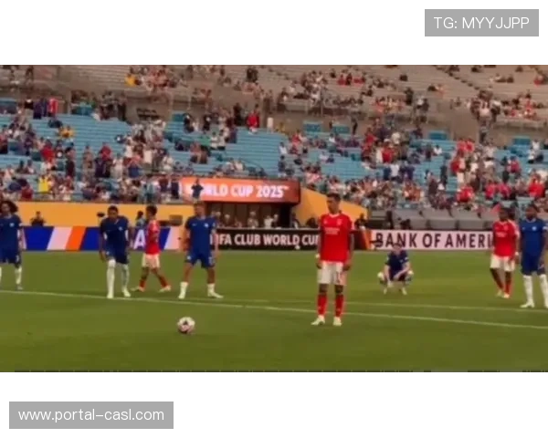 终场哨响瞬间：朗斯球员相拥庆祝历史性登顶时刻