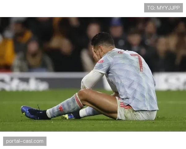 终场哨响,36岁的曼联中卫马奎尔在2026年3月的雨战中低头不语